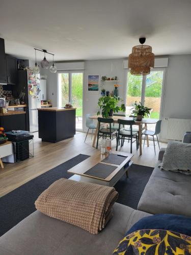 un salon avec un canapé et une table dans l'établissement Chambre chez l'habitant, au Mans