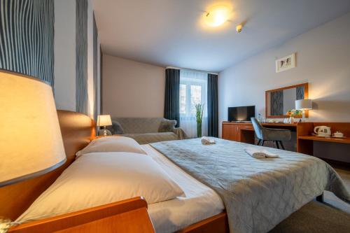 Postel nebo postele na pokoji v ubytování NOVA City Hotel