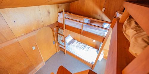 山形市にあるZao Onsen Lodge Sukore - Vacation STAY 55497vの二段ベッド2組が備わる客室で、オーバーヘッドビューを楽しめます。