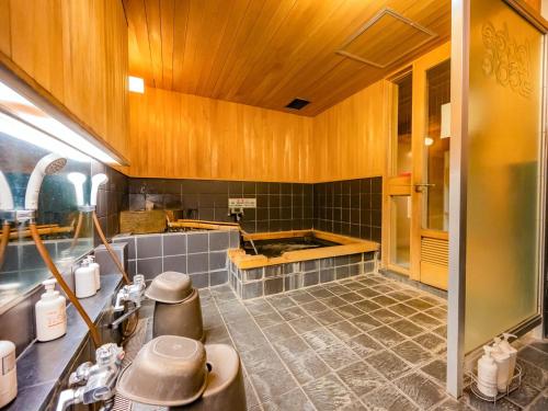 山形市にあるZao Onsen Lodge Sukore - Vacation STAY 55497vのシンクとカウンターのあるキッチン