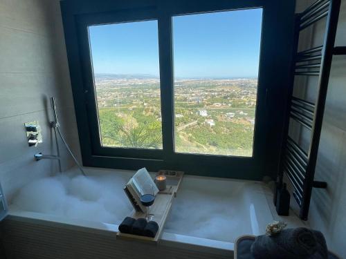 Katil atau katil-katil dalam bilik di Villa Honeymoon Málaga