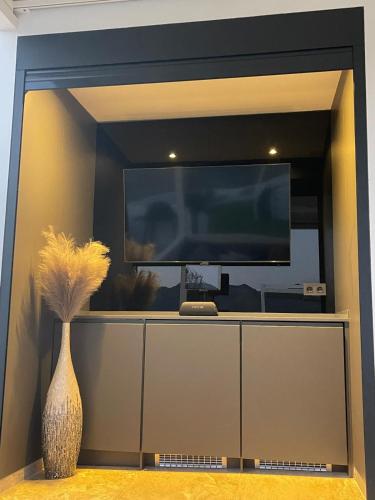 Televisyen dan/atau pusat hiburan di Villa Honeymoon Málaga