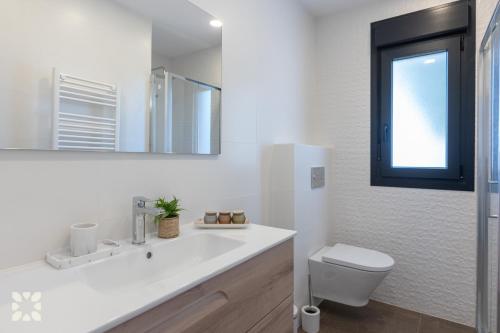A bathroom at Villa Ipanema by Abahana Villas