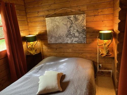 - une chambre avec deux lampes et un lit dans une pièce dans l'établissement Camping Domaine de la GAUTIERE, à La Penne-sur-lʼOuvèze