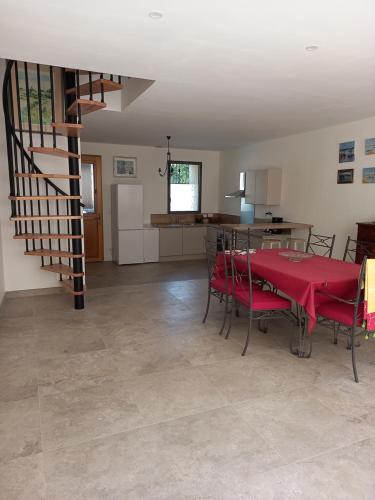 une salle à manger et une cuisine avec une table et des chaises dans l'établissement maison de village avec patio, à Aspiran