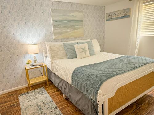 Postel nebo postele na pokoji v ubytování Lakefront-4bd2badockfirepitdecks-sleeps 10pp