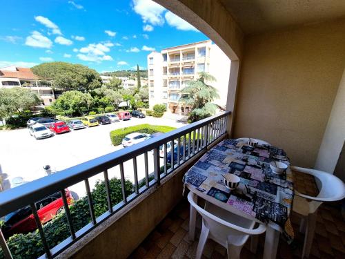 d'un balcon avec une table et une vue sur le parking. dans l'établissement Plage et commerces à 300 m tout à pied, idéal vacances, à Saint-Elme
