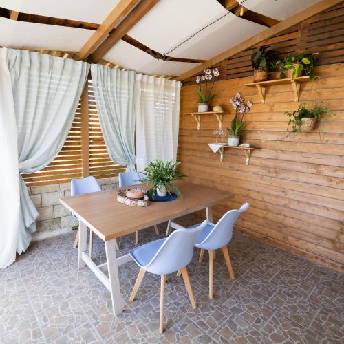 a dining room with a table and chairs at Ciriga Sicily Glamping in Santa Maria Del Focallo