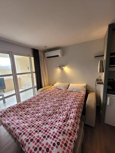 - une chambre avec un lit et une couverture fleurie dans l'établissement La Perle Blanche, à Saint-Raphaël