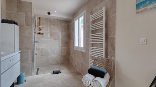 baño con ducha, aseo y ventana en Villa la Madrague vue mer, en Hyères