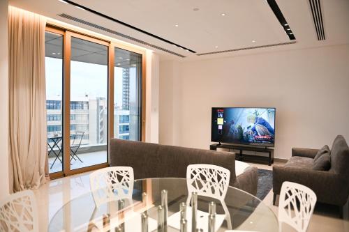 TV a/nebo společenská místnost v ubytování The 1 -Nicosia Elite Stay- Gym Pool 24h Concierge