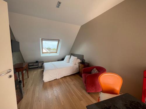 une chambre avec un lit, un bureau et une chaise dans l'établissement Chambre 20M2 LTDP, à Le Tour-du-Parc