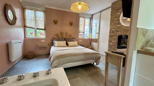 une chambre avec un lit et un lavabo dans l'établissement Terre & Mer'veilles 1, à Favières