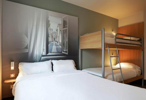 Ένα ή περισσότερα κρεβάτια σε δωμάτιο στο B&B HOTEL Aix-en-Provence Pont de l'Arc