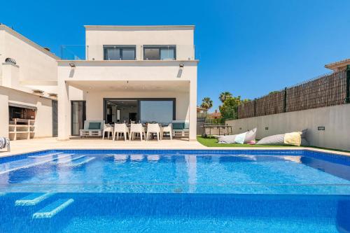 Swimmingpoolen hos eller tæt på Villa Corb Mari II by Sealand Villas