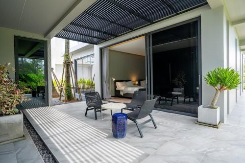 Ruang duduk di Luxury Beachfront Sea-View Retreat & Pool in Natai