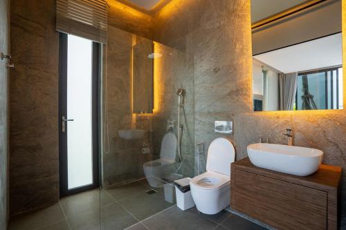 Bilik mandi di Luxury Beachfront Sea-View Retreat & Pool in Natai