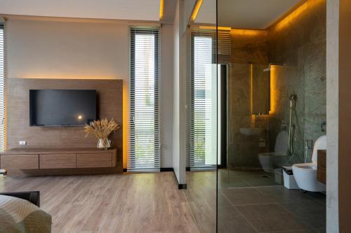 Bilik mandi di Luxury Beachfront Sea-View Retreat & Pool in Natai