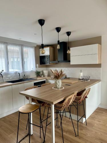 une cuisine avec une table et des chaises en bois dans l'établissement La parenthèse, à Boulogne-sur-Mer