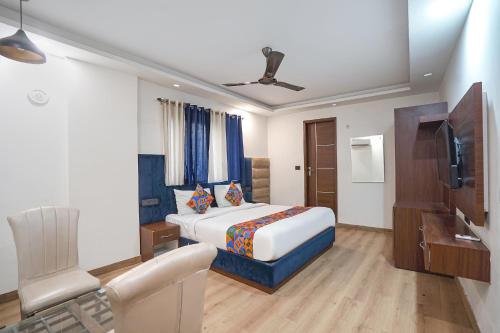 Postel nebo postele na pokoji v ubytování FabHotel Golden Eye Inn