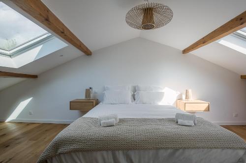 une chambre avec un grand lit dans un grenier dans l'établissement Mas Etienne Piscine&Nature Saint-Rémy Conciergerie, à Saint-Rémy-de-Provence