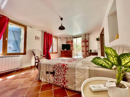 une chambre avec un lit et une table dans l'établissement La Belle de Castille, à Argilliers