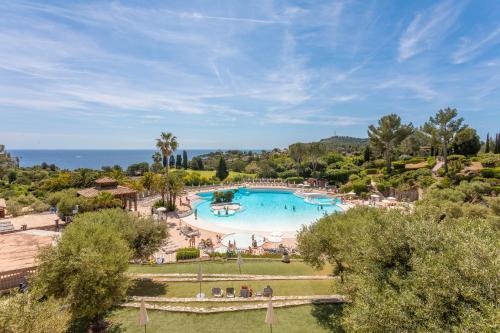 une vue aérienne d'une piscine dans un complexe hôtelier dans l'établissement Villa Cap Esterel Vue Mer, à Saint-Raphaël