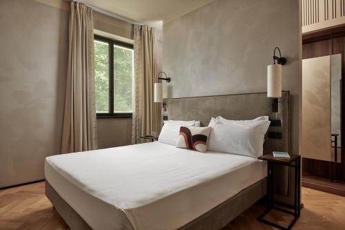 Una cama o camas en una habitación de Maximilian Suites
