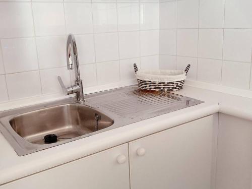 a kitchen with a sink and a basket on a counter at Chamoix 22 by CONFORSKY in Pas de la Casa
