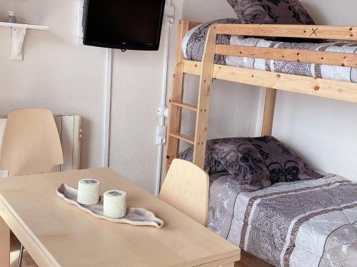 a room with a table and two bunk beds at Chamoix 22 by CONFORSKY in Pas de la Casa
