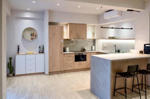 Dapur atau dapur kecil di Pop Art Apartment in Piraeus