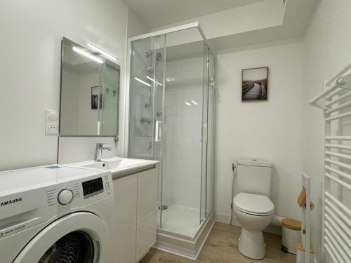 une salle de bain avec douche et machine à laver dans l'établissement Studio 3*** Moderne avec Wifi et Parking à Aix-les-Bains - FR-1-555-101, à Aix-les-Bains