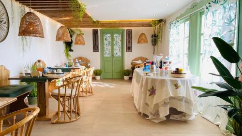 Un restaurante con mesas y sillas y una puerta verde. en B&B Sole e Luna, en Palermo