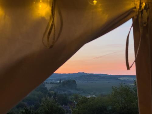 a view of the sunset from a tent at Ferde Kemping és Apartment in Kapolcs