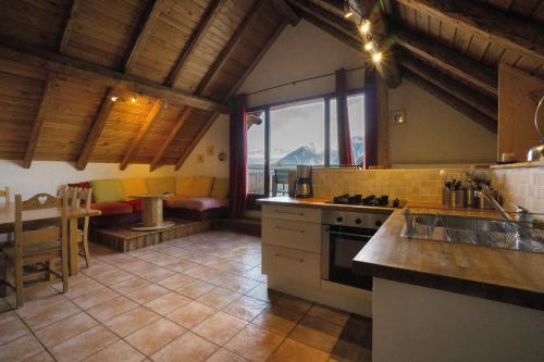 Il comprend une cuisine équipée d'une cuisinière et d'une salle à manger. dans l'établissement La Ferme du Soleil, à Albiez-Montrond