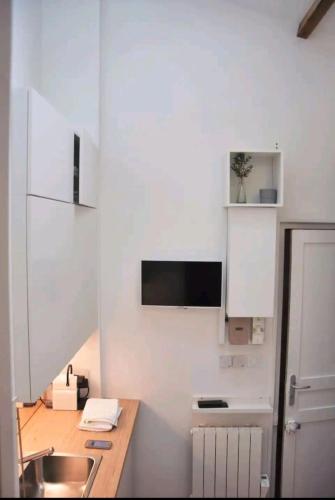 Photo de la galerie de l'établissement COEUR DE PARIS HISTORIQUE Joli Studio tout équipé calme lumineux climatisation ascenseur, à Paris