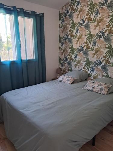 un lit avec deux oreillers dessus dans une chambre dans l'établissement cottage LES SENS CIEL, à Saint-Martin