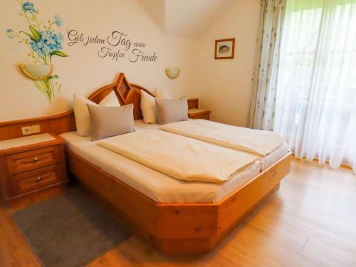 a bedroom with a bed with a sign on the wall at Waldpension Ranner 