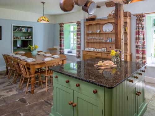 Η κουζίνα ή μικρή κουζίνα στο 6 bed property in Truro TRETM