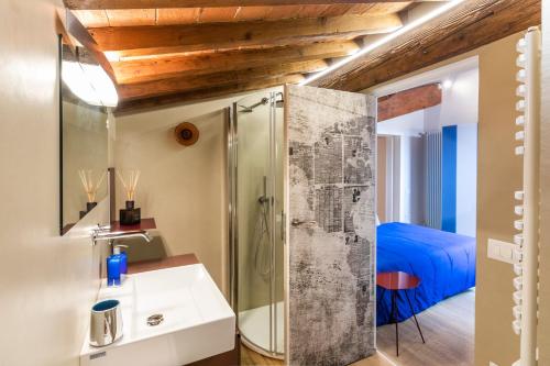 A bathroom at Le Residenze a Firenze - Residenza Covoni Apartment in the historical center of Florence
