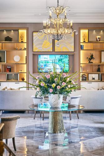 a lobby with a table with flowers on it at La Réserve de Beaulieu in Beaulieu-sur-Mer