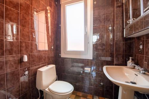 a bathroom with a toilet and a sink at La casa de Chachi in Potes
