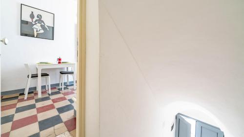 a white room with a table and a tv at Maison Greta by Rentbeat in Ostuni