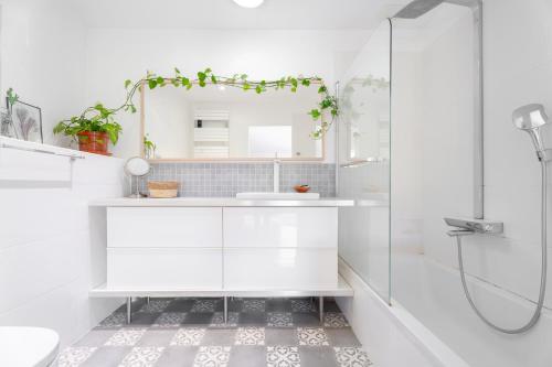 une salle de bain blanche avec un lavabo et un miroir dans l'établissement Maison vue colline au calme avec piscine, à Simiane-Collongue