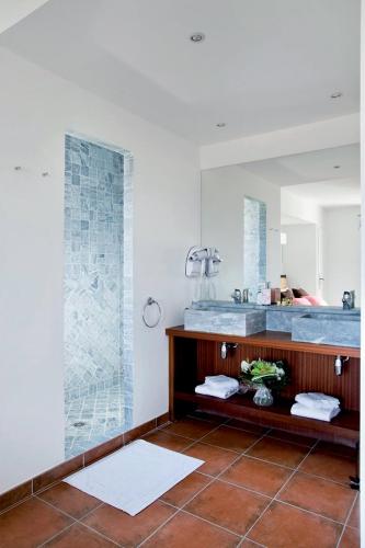 La salle de bains est pourvue d'une douche et d'un grand miroir. dans l'établissement Lagrange Vacances - Le Domaine de l'Eilen, à Cavalaire-sur-Mer