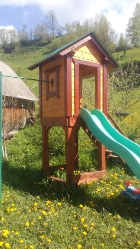 Zona de juegos infantil en Sadyba Geredzhuka