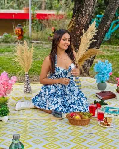 UkhimathにあるDharohar Choptaのピクニックブランケットの上に座っているドレスを着た女性