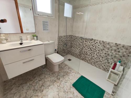 W łazience znajduje się toaleta, umywalka i prysznic. w obiekcie MarySol 1 Apartment with terrace close to the sea w mieście Punta de Mujeres