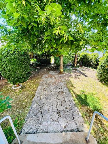 Zahrada ubytování Villa Ecureuils accessible à pied de la gare de Gien à 1h30 de Paris