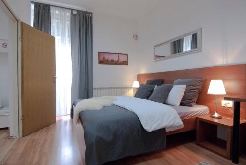 una camera con un letto e una grande finestra di City Lights Apartment a Zagabria